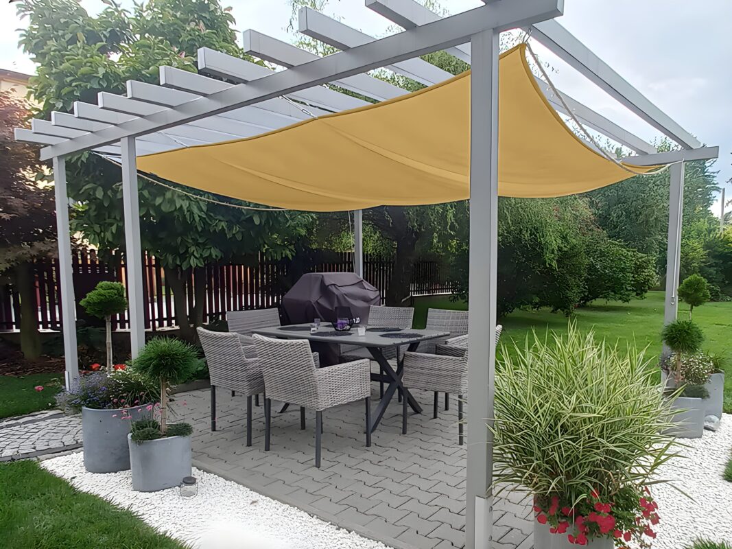 štvoruholníková tieniaca plachta premium dekor béžová